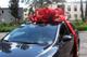 Большой подарочный бант на крышу машины в Москве. Бант с лентами для большого подарка. Оформление подарочного автомобиля.